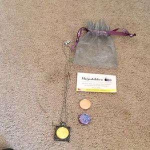Magnabilities necklace NWOT